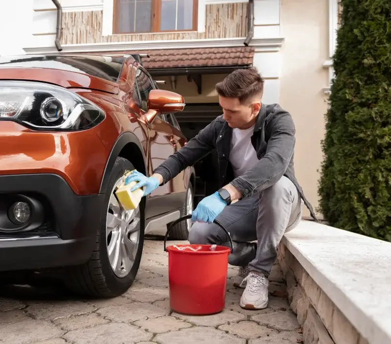 Lavage auto à domicile Mouilleron-Saint-Germain : professionnel intervenant sur un véhicule